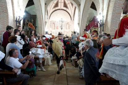 El joven cumplió con la tradición de una fiesta declarada de Interés Turístico Provincial y Regional y cuyo origen se sitúa en el siglo XVII y dio vida al capitán de la Primera Corte de la Guardia Pretoriana, desfilando con paso lento por las calles del pueblo.