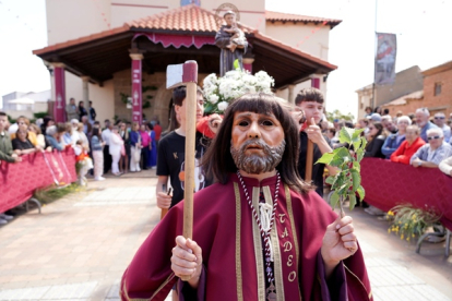 El joven cumplió con la tradición de una fiesta declarada de Interés Turístico Provincial y Regional y cuyo origen se sitúa en el siglo XVII y dio vida al capitán de la Primera Corte de la Guardia Pretoriana, desfilando con paso lento por las calles del pueblo.