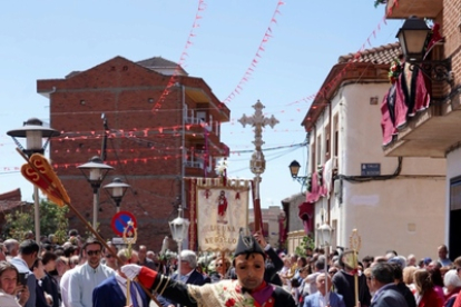 El joven cumplió con la tradición de una fiesta declarada de Interés Turístico Provincial y Regional y cuyo origen se sitúa en el siglo XVII y dio vida al capitán de la Primera Corte de la Guardia Pretoriana, desfilando con paso lento por las calles del pueblo.