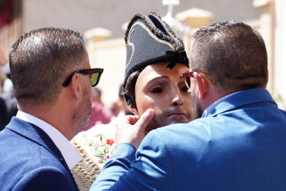 El joven cumplió con la tradición de una fiesta declarada de Interés Turístico Provincial y Regional y cuyo origen se sitúa en el siglo XVII y dio vida al capitán de la Primera Corte de la Guardia Pretoriana, desfilando con paso lento por las calles del pueblo.