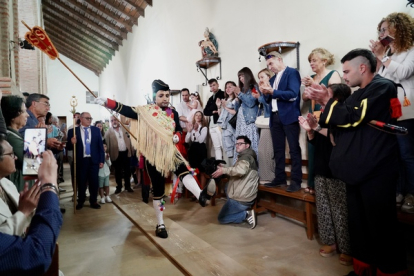 El joven cumplió con la tradición de una fiesta declarada de Interés Turístico Provincial y Regional y cuyo origen se sitúa en el siglo XVII y dio vida al capitán de la Primera Corte de la Guardia Pretoriana, desfilando con paso lento por las calles del pueblo.