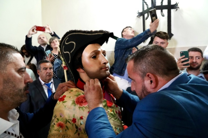 El joven cumplió con la tradición de una fiesta declarada de Interés Turístico Provincial y Regional y cuyo origen se sitúa en el siglo XVII y dio vida al capitán de la Primera Corte de la Guardia Pretoriana, desfilando con paso lento por las calles del pueblo.