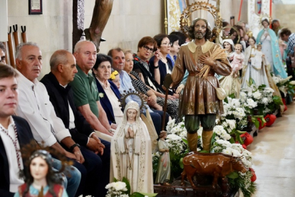 El joven cumplió con la tradición de una fiesta declarada de Interés Turístico Provincial y Regional y cuyo origen se sitúa en el siglo XVII y dio vida al capitán de la Primera Corte de la Guardia Pretoriana, desfilando con paso lento por las calles del pueblo.