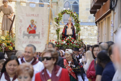 Abrió cortejo del grupo de damas de la Hospitalidad, de Lourdes, detrás de la Cruz de Guía.