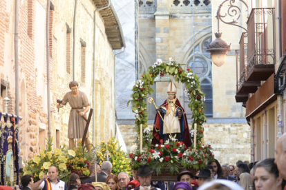 Abrió cortejo del grupo de damas de la Hospitalidad, de Lourdes, detrás de la Cruz de Guía.