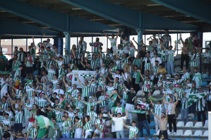 La afición del Córdoba también se hace ver en el campo.