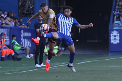 La Deportiva intenta controlar el partido.