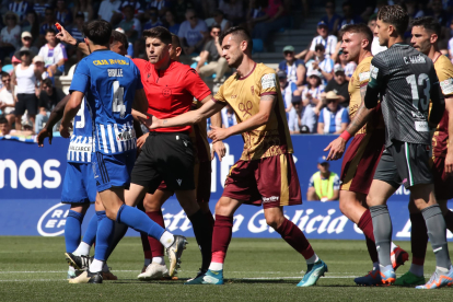 Otra jugada del choque en Ponferrada.