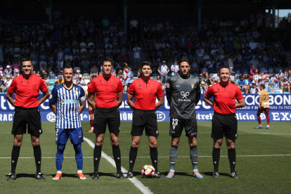 Los capitanes, con el equipo arbitral.