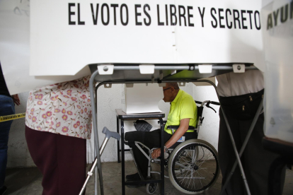 Ciudadanos emiten su voto en las elecciones generales mexicanas este domingo, en un colegio electoral en la Ciudad de México (México). EFEFrancisco Guasco