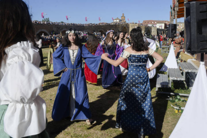 Cerca de 35.000 personas han disfrutado este fin de semana de las Justas Medievales de Hospital de Órbigo que vivieron su momento más álgido con la recreación de la batalla de don Suero