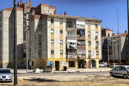 Imagen de archivo de un edificio del barrio de las Tres Mil Viviendas de Sevilla. EFE/José Manuel Vidal