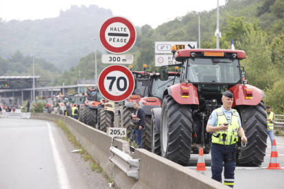 Las protestas de los agricultores españoles y franceses mantiene a esta hora cortada la frontera con el país galo