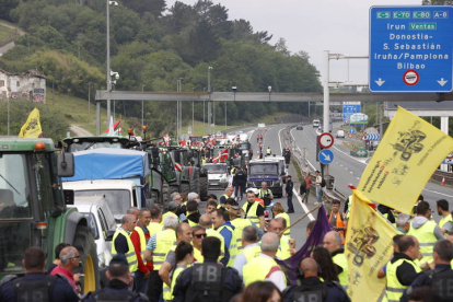 Las protestas de los agricultores españoles y franceses mantiene a esta hora cortada la frontera con el país galo