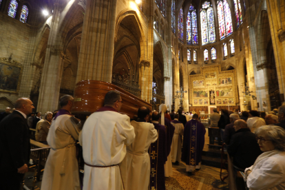 León despide en la Catedral a su histórico canónigo