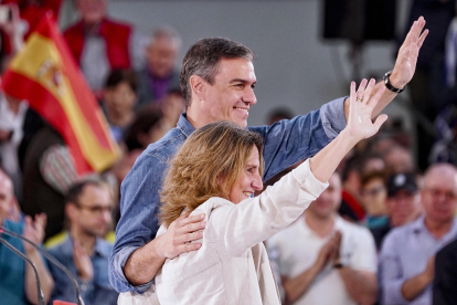 El presidente del Gobierno y líder del PSOE, Pedro Sánchez, acompaña a la cabeza de lista del partido a las elecciones europeas, Teresa Ribera, durante un acto de campaña este fin de semana. EFE/ Nacho Gallego