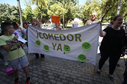 Momento de la protesta en la Junta, en Ponferrada, este lunes.