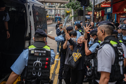 Alexandra Wong (C, cabello blanco), una activista conocida como Abuela Wong, es conducida a un furgón de la policía después de ser detenida en Causeway Bay, cerca de Victoria Park en Hong Kong, el 4 de junio de 2024. Durante más de tres décadas, miles de personas se congregaban en el emblemático Parque Victoria de Hong Kong para conmemorar, de forma pacífica y a la luz de las velas, a las víctimas de la represión, una tradición que se celebró por última vez en 2019 y que ahora ha sido reemplazada por un 