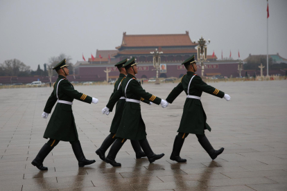 Imagen de archivo de soldados que marchan en la Plaza de Tiananmen. EFE/EPA/ANDRES MARTINEZ CASARES