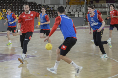 El Ademar, durante un entrenamiento