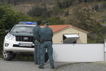 Agentes del Servicio de Protección de la Naturaleza de la Guardia Civil (Seprona) durante un operativo . Archivo EFE/ Eloy Alonso
