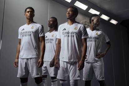 El Real Madrid y Adidas presentan la camiseta para la temporada 2024-25. En esta ocasión, es un diseño minimalista en el que el color blanco incorpora un patrón de pata de gallo personalizado con las iniciales RM. EFE/Adidas -SOLO USO EDITORIAL/SOLO DISPONIBLE PARA ILUSTRAR LA NOTICIA QUE ACOMPAÑA (CRÉDITO OBLIGATORIO)-