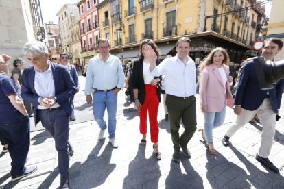 El presidente del Partido Popular de Castilla y León, Alfonso Fernández Mañueco, en un acto público celebrado en la capital leonesa con alcaldes, portavoces y afiliados a los que pidió “pisar el acelerador y echar el resto” en los últimos días de campaña para las europeas.