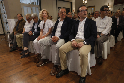 El presidente del Partido Popular de Castilla y León, Alfonso Fernández Mañueco, en un acto público celebrado en la capital leonesa con alcaldes, portavoces y afiliados a los que pidió “pisar el acelerador y echar el resto” en los últimos días de campaña para las europeas.