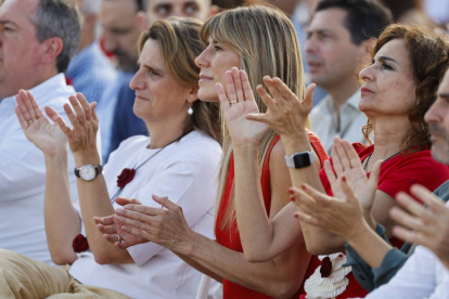 La mujer del secretario general del PSOE y presidente del Gobierno, Pedro Sánchez, Begoña Gómez, junto a la vicepresidenta tercera y ministra para la Transición Ecológica y el Reto Demográfico, Teresa Ribera