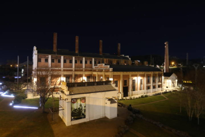 Vista nocturna del Museo de la Energía de Ponferrada.