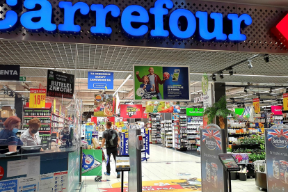 Imagen de archivo del acceso a un supermercado de la cadena Carrefour. EFE/Miguel Ángel Gayo