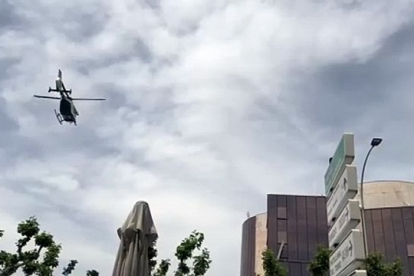 El helicóptero de la Guardia Civil sobrevuela el edificio de la Junta