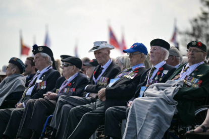 Los últimos veteranos supervivientes de la campaña de Normandía presentes en el acto en Francia.