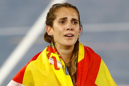 Marta García con la bandera de España tras lograr el bronce en el Europeo de Roma.