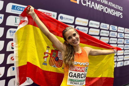 Marta García posa orgullosa con la bandera de España tras su gran actuación en la final de los 5.000 metros.