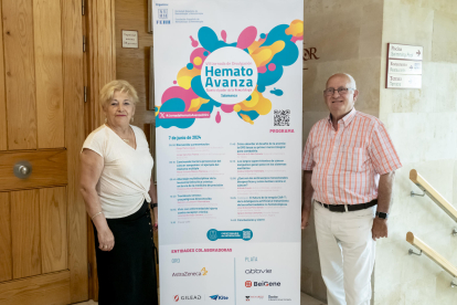 Lorenza Bermejo y su marido Felipe posan junto a un cartel de laVIII Jornada de Divulgación "HematoAvanza", organizada por la Sociedad Española de Hematología y Hemoterapia (SEHH). La mitad de los pacientes que se someten a un trasplante de médula ósea de donante desarrollan la Enfermedad de Injerto Contra Receptor (EICR), y es lo que le pasó a Lorenza cuando recibió las células de su hermano para tratarse una leucemia. Lo ha pasado "fatal" pero, a sus 71 años, esta complicación no la "priva de nada". EFE/ Sociedad Española de Hematolohía y Hemoterapia (SEHH) SOLO USO EDITORIAL/SOLO DISPONIBLE PARA ILUSTRAR LA NOTICIA QUE ACOMPAÑA (CRÉDITO OBLIGATORIO)