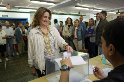 Teresa Ribera, cabeza de lista del PSOE a las europeas, vicepresidenta tercera y ministra para la Transición Ecológica, ejerce su derecho al voto.