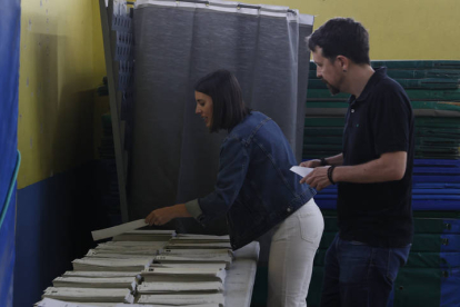 La cabeza de lista de Podemos al Parlamento Europeo, Irene Montero, y el exvicepresidente del Gobierno Pablo Iglesias se disponen a votar en un colegio electoral de La Navata.