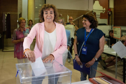 La cabeza de lista del PP al Parlamento Europeo, Dolors Montserrat, vota en las elecciones al Parlamento Europeo en Sant Sadurní d'Anoia este domingo.