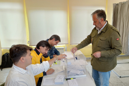 El presidente de las Cortes, Carlos Pollán, vota en la jornada electoral de Elecciones Europeas