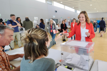 La candidata del PSOE al Parlamento Europeo Iratxe García vota en la jornada electoral de Elecciones Europeas