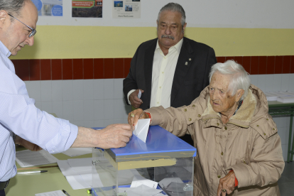 María Santos Alaez deposita el voto con cien años y un mes.