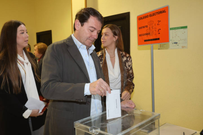 El presidente de la Junta de Castilla y León, Alfonso Fernández Mañueco deposita vota este domingo en las elecciones europeas en el Colegio electoral de la Gran Vía salmantina.