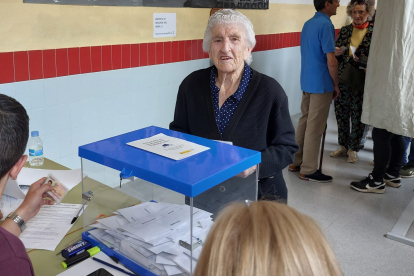 Ana Melchora Riol Martínez, a punto de cumplir cien años, depositando el voto en Sahagún.