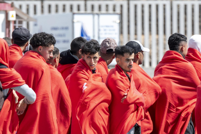 Salvamento Marítimo ha rescatado este domingo dos nuevas pateras con 88 inmigrantes a bordo en aguas al este de Lanzarote. En la imagen, la Salvamar Al Nair llega al puerto de Arrecife con 43 personas, entre ellas dos mujeres y un bebé, del segundo de esos rescates. EFE/Adriel Perdomo