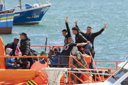 Salvamento Marítimo ha rescatado este domingo dos nuevas pateras con 88 inmigrantes a bordo en aguas al este de Lanzarote. En la imagen, la Salvamar Al Nair llega al puerto de Arrecife con 43 personas, entre ellas dos mujeres y un bebé, del segundo de esos rescates. EFE/Adriel Perdomo