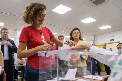 La vicepresidenta del Gobierno de España, María Jesús Montero, ejerce su derecho al voto en Sevilla este domingo