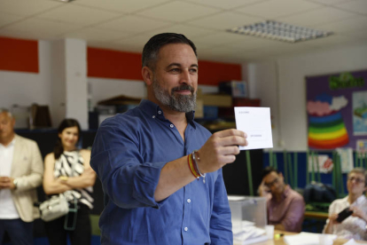 El líder de Vox Santiago Abascal, ejerce su derecho al voto en las elecciones europeas en un colegio de Madrid este domingo.