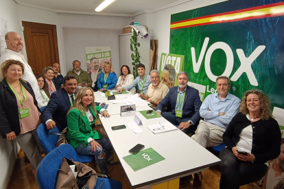 Miembros de Vox, en la sede de León.