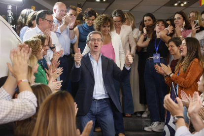 El líder del PP, Alberto Núñez Feijóo (centro-i), junto cabeza de lista del PP a las elecciones europeas, Dolors Montserrat (c), y la secretaria general Cuca Gamarra (c-d) celebran los resultados de las elecciones europeas en las que el PP ha ganado con el 34,18 por ciento de los votos y 22 escaños, dos más que el PSOE. EFE/Juanjo Martín